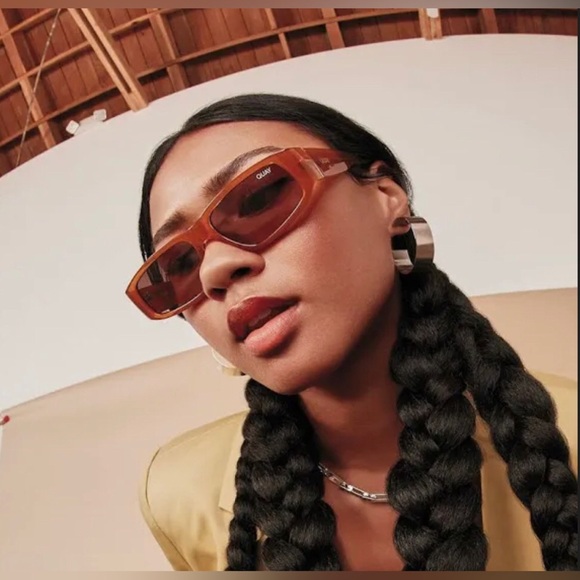 Quay No Envy‎ caramel rectangular edgy wrapped sunglasses new with acrylic case - Picture 1 of 10